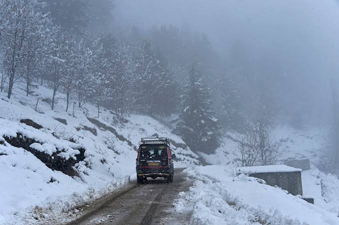 Kashmir Upper Reaches Receive Season’s First Snowfall; Rain & Hail Lash Plains as Autumn Knocks on the Door