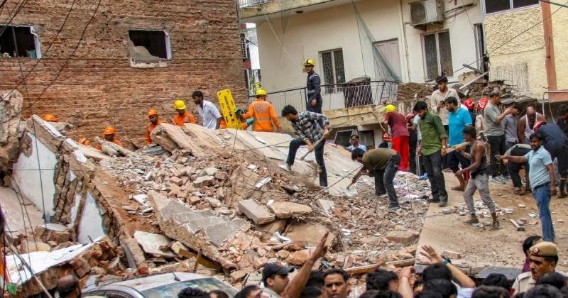 Tragedy in South Delhi: Five-Storey PG Hostel Collapses in Satya Niketan; 3 Dead, War-Footing Rescue Underway